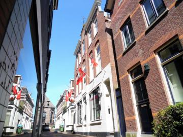 Horecavastgoed met woonruimtes en winkelpand te Boskoop