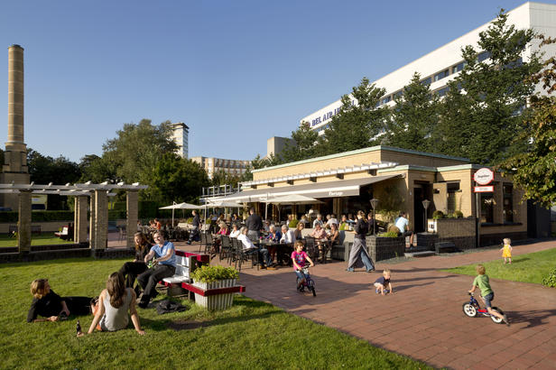 Brasserie bij het kunstmuseum in Den Haag — foto 2